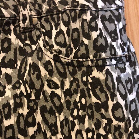 D. Jeans size 8 animal print skinny jeans - Picture 4 of 10